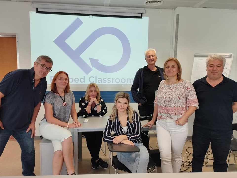 Read more about the article Erasmus+ łączy talenty – projekt „Odwrócona Klasa” z logiem uczennicy ZST